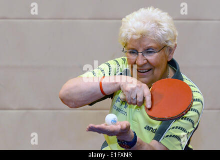 Düsseldorf, Allemagne. 09Th Juin, 2014. Joueur de tennis de table exclusif - Marianne Blasberg (84) pose à la Table de ping-pong Leistungszentrum à Duesseldorf, Allemagne, 02 juin 2014. Elle a joué pour Friedrichstaedter PLAT Duesseldorf et est devenu champion du monde en simple dans la classe d'âge (80-84) à la 17e tennis de table championnats du monde à Auckland, Nouvelle-Zélande entre 12 et 17 mai 2014. Elle a remporté le bronze en double. Photo : HORST OSSINGER/dpa/Alamy Live News Banque D'Images