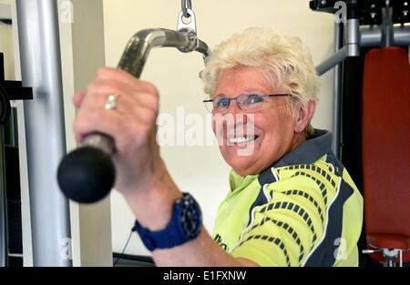 Düsseldorf, Allemagne. 09Th Juin, 2014. Joueur de tennis de table exclusif - Marianne Blasberg (84) soulève des poids à la Tennis de Table Leistungszentrum à Duesseldorf, Allemagne, 02 juin 2014. Elle a joué pour Friedrichstaedter PLAT Duesseldorf et est devenu champion du monde en simple dans la classe d'âge (80-84) à la 17e tennis de table championnats du monde à Auckland, Nouvelle-Zélande entre 12 et 17 mai 2014. Elle a remporté le bronze en double. Photo : HORST OSSINGER/dpa/Alamy Live News Banque D'Images