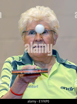 Düsseldorf, Allemagne. 09Th Juin, 2014. Joueur de tennis de table exclusif - Marianne Blasberg (84) pose à la Table de ping-pong Leistungszentrum à Duesseldorf, Allemagne, 02 juin 2014. Elle a joué pour Friedrichstaedter PLAT Duesseldorf et est devenu champion du monde en simple dans la classe d'âge (80-84) à la 17e tennis de table championnats du monde à Auckland, Nouvelle-Zélande entre 12 et 17 mai 2014. Elle a remporté le bronze en double. Photo : HORST OSSINGER/dpa/Alamy Live News Banque D'Images