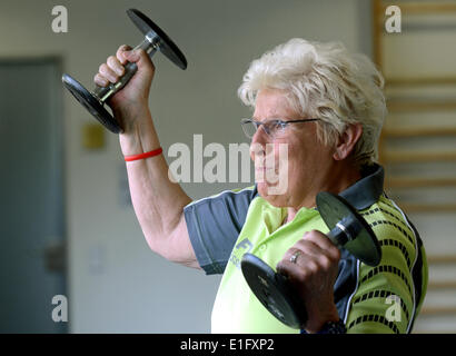 Düsseldorf, Allemagne. 09Th Juin, 2014. Joueur de tennis de table exclusif - Marianne Blasberg (84) soulève des poids à la Tennis de Table Leistungszentrum à Duesseldorf, Allemagne, 02 juin 2014. Elle a joué pour Friedrichstaedter PLAT Duesseldorf et est devenu champion du monde en simple dans la classe d'âge (80-84) à la 17e tennis de table championnats du monde à Auckland, Nouvelle-Zélande entre 12 et 17 mai 2014. Elle a remporté le bronze en double. Photo : HORST OSSINGER/dpa/Alamy Live News Banque D'Images