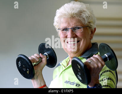 Düsseldorf, Allemagne. 09Th Juin, 2014. Joueur de tennis de table exclusif - Marianne Blasberg (84) soulève des poids à la Tennis de Table Leistungszentrum à Duesseldorf, Allemagne, 02 juin 2014. Elle a joué pour Friedrichstaedter PLAT Duesseldorf et est devenu champion du monde en simple dans la classe d'âge (80-84) à la 17e tennis de table championnats du monde à Auckland, Nouvelle-Zélande entre 12 et 17 mai 2014. Elle a remporté le bronze en double. Photo : HORST OSSINGER/dpa/Alamy Live News Banque D'Images