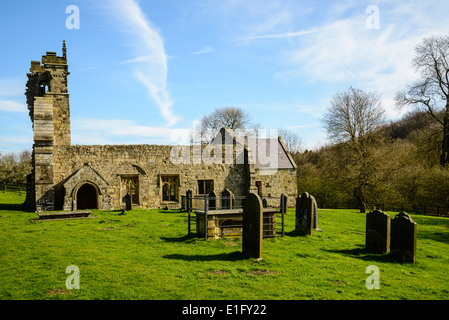 Vestiges de l'église de Wharram Percy, un village médiéval déserté dans le Yorkshire Wolds Banque D'Images