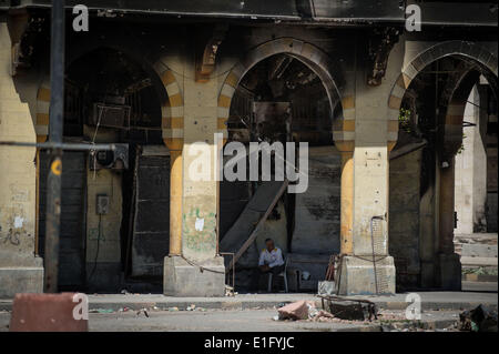 Homs, en Syrie. 3 juin, 2014. Un policier monte la garde syrienne en face d'un bâtiment dans la vieille ville de Homs, Syrie moyen, le 3 juin 2014. Le Comité supérieur de la magistrature, la Syrie a prolongé la période de scrutin présidentiel de cinq heures jusqu'à minuit le mardi, selon l'agence de presse officielle SANA. Source : Xinhua/Chaoyue Pan/Alamy Live News Banque D'Images