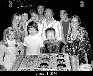 Le 1 mai 2014 - Emmy actrice ANN BRADFORD DAVIS, qui est devenu le favori du pays comme le ménage consacrée Alice Nelson de "The Brady Bunch" est mort dimanche 1er mai 2014 à un hôpital de San Antonio après avoir subi une chute à son domicile samedi. Elle était de 88. Photo - vers 1973 - Los Angeles, Californie, États-Unis - Producteur exécutif Sherwood Schwartz avec The Cast : Florence Henderson, Robert Reed, Ann B. Davis, Maureen Mccormick, Eve Plumb, Susan Olsen, Barry Williams, Christopher Knight et Mike Lookinland à 100e Brady Bunch Super. © Globe Photos/ZUMAPRESS.com/Alamy Live News Banque D'Images