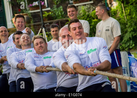 Westminster, London, UK. 06Th Juin, 2014. Remorqueur de la guerre entre députés et Lords dans match annuel de bienfaisance à Westminster, London Crédit : Guy Josse/Alamy Live News Banque D'Images