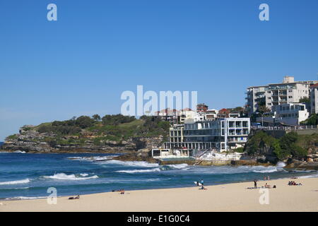 Bondi Beach, Sydney, Australie. 3 juin, 2014. Sydney continue de bénéficier de températures au-dessus de la moyenne avec les plages encore occupés en hiver, le mardi 3 juin 2014 Photo : martin berry/Alamy Live News Banque D'Images