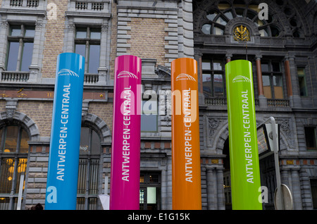 Piliers colorés en face de la gare centrale d'Anvers Banque D'Images