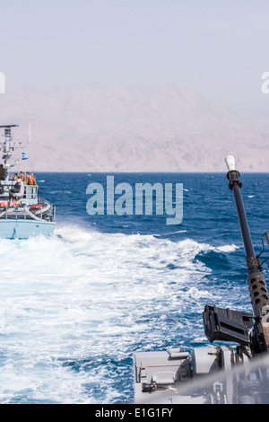 Israël. Bateaux de patrouille de la marine près de la ville d'Eilat et la frontière israélo-jordanienne. Aqaba (Édom) montagnes en arrière-plan. Banque D'Images