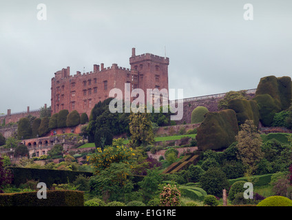 Château et jardins de Powys par temps humide Banque D'Images