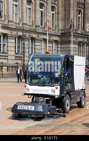 Street Sweeper véhicule devant la chambre du conseil à Victoria Square, Birmingham, West Midlands, England, UK, Europe de l'Ouest. Banque D'Images