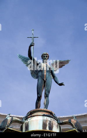 Détail de l'ange à l'épée de la Wales National War Memorial, Alexandra Gardens, Cathays Park, Cardiff, Pays de Galles, Royaume-Uni. Banque D'Images