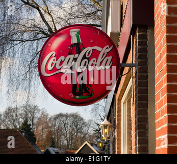 Le coca-cola publicité bouclier sur la façade d'un café Banque D'Images