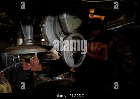 Donetsk, Ukraine. 31 mai, 2014. L'équipe d'APC au cours de la lutte avec les séparatistes près de Slaviansk, le 31 mai 2014. Plus de 20 membres du personnel de l'armée ukrainienne ont été tués pendant l'opération spéciale dans l'Est du pays, le ministre de la Défense par intérim de l'Ukraine Mykhailo Koval dit. Selon Ministre Koval, la confrontation a coûté la vie à deux, les équipages des hélicoptères et plusieurs parachutistes. © Sergii Kharchenko/NurPhoto ZUMAPRESS.com/Alamy/Live News Banque D'Images