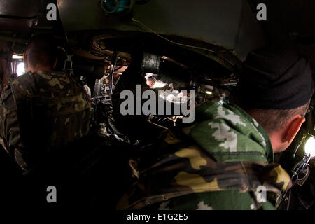 Donetsk, Ukraine. 31 mai, 2014. L'équipe d'APC au cours de la lutte avec les séparatistes près de Slaviansk, le 31 mai 2014. Plus de 20 membres du personnel de l'armée ukrainienne ont été tués pendant l'opération spéciale dans l'Est du pays, le ministre de la Défense par intérim de l'Ukraine Mykhailo Koval dit. Selon Ministre Koval, la confrontation a coûté la vie à deux, les équipages des hélicoptères et plusieurs parachutistes. © Sergii Kharchenko/NurPhoto ZUMAPRESS.com/Alamy/Live News Banque D'Images