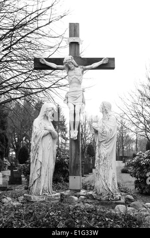 Jésus en croix statue sur un cimetière Banque D'Images