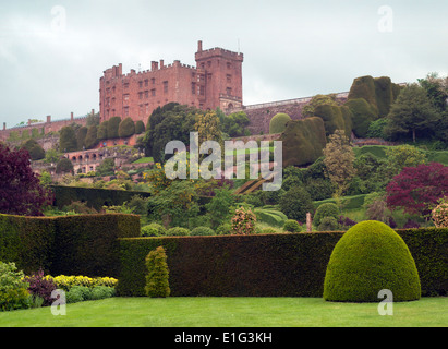 Château et jardins de Powys par temps humide Banque D'Images