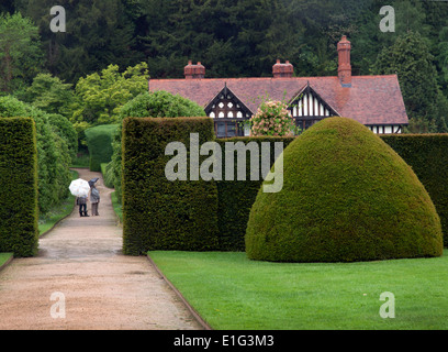 Les jardins de Powys Castle par temps humide Banque D'Images