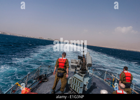 Israël. Un bateau de patrouille de la marine près de la ville d'Eilat et la frontière israélo-jordanienne Banque D'Images