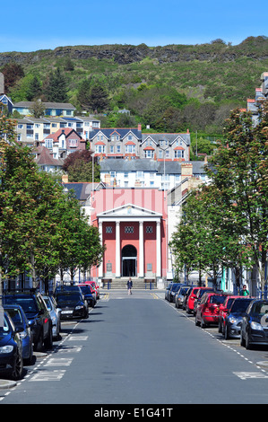 Portland Street, Aberystwyth montrant la bibliothèque municipale à l'extrémité au-delà de l'avenue d'arbres. Banque D'Images