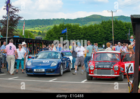 Porsche et Mini dans le paddock Shelsley Walsh motor racing hill climb le Worcestershire England UK Banque D'Images