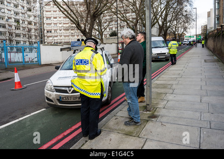 Les agents de circulation de la police d'effectuer des contrôles sur des véhicules de passage à Londres, Royaume-Uni Banque D'Images