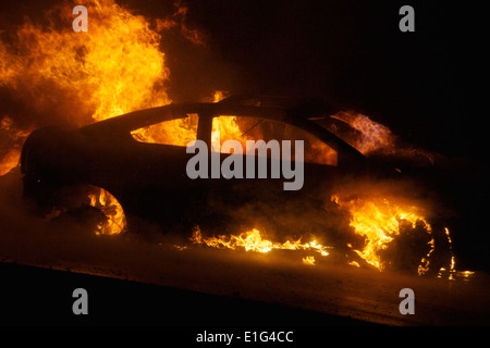 Burns en voiture vers le bas à travers le cœur de la nuit. Banque D'Images