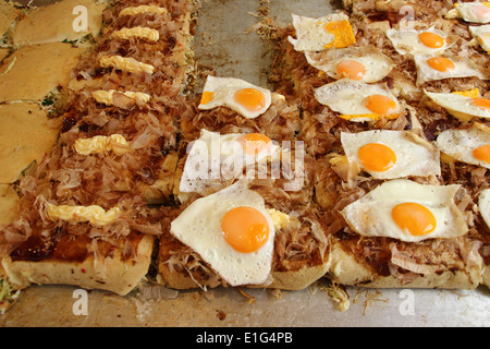 La nourriture japonaise est pizza japonaise Okonomiyaki Banque D'Images