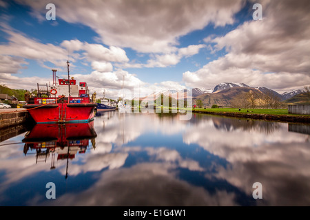 Le canal sur le côté de Great Glen Way dans l'Ecosse de Corpach près de Fort William Banque D'Images