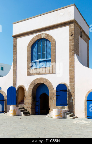 Avis de Cafe maure construit dans une partie des anciens murs de la ville qui entourent l'ancienne médina à Casablanca au Maroc. Banque D'Images