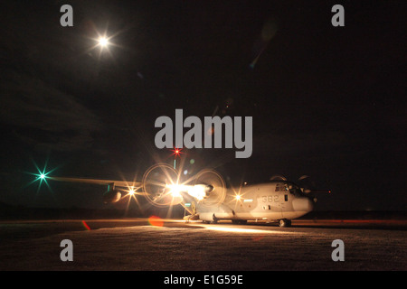 U.S. Marine Corps KC-130 les armes et tactiques chargés de faire tourner les conduites de carburant d'un KC-130 Hercules de points de ravitaillement en carburant Banque D'Images