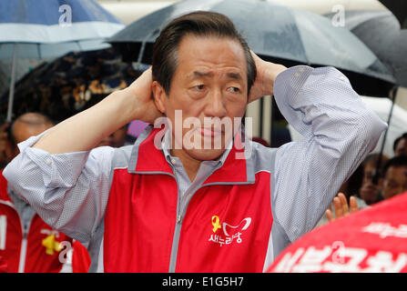Séoul, Corée du Sud. Chung est l'actionnaire principal de Hyundai Heavy Industries. 3 juin, 2014. Chung Mong-Joon Chung Mong-joon, le candidat du Parti Saenuri pour le maire de Séoul dans le 4 juin les élections locales, participe à sa campagne à Séoul, Corée du Sud. Chung est l'actionnaire principal de Hyundai Heavy Industries . © Lee Jae-Won/AFLO/Alamy Live News Banque D'Images