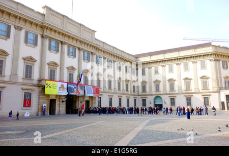 Les gens la queue à l'entrée de Palazzo Reale de Milan, Italie Banque D'Images