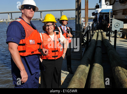 Secrétaire du Département de la sécurité intérieure, Janet Napolitano, centre, observe des aides à la navigation à bord d'opérations USCGC Banque D'Images