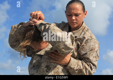 Corps des Marines des États-Unis Le Cpl. Jessica Ward, à droite, une équipe de l'engagement des femmes (FET) membre du bataillon logistique de combat avec 26, 26e mari Banque D'Images