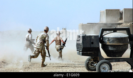 Les marins américains affectés à la construction navale 40 Bataillon Mobile run pour couvrir pendant une attaque à la roquette dans Donduz, Afghanistan, Oc Banque D'Images