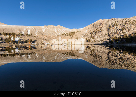 Lac Cirque in California's Sierra Nevada désert. Banque D'Images