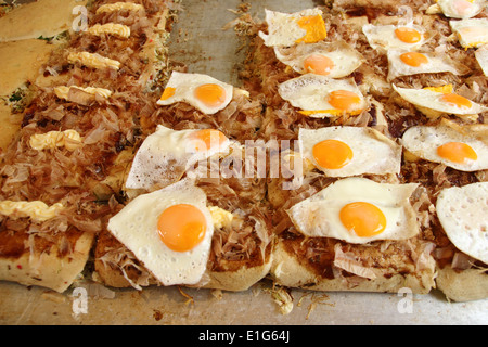 La nourriture japonaise est pizza japonaise Okonomiyaki Banque D'Images