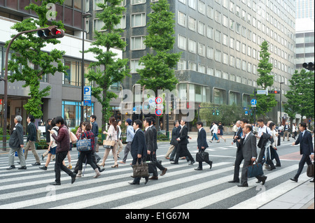 Tokyo Japon Mai 2014 - Les gens d'affaires de la rue de passage Yurachuko financial district Banque D'Images