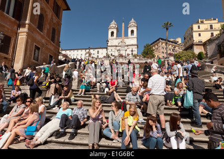 Les touristes assis sur la place d'Espagne, Rome, Italie sur une journée de printemps ensoleillée Banque D'Images