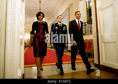 À partir de la droite, le président Barack Obama, de l'armée américaine le s.. Salvatore Giunta et Michelle Obama entrez l'Est Prix du Livre Blanc H Banque D'Images