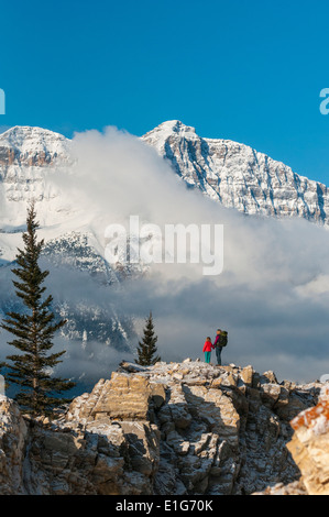 Une femme et sa fille la randonnée près de la rivière Saskatchewan, ci-dessous les Rocheuses, Banff National Park, Alberta, Canada. Banque D'Images