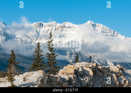 Une femme randonnées près de la rivière Saskatchewan, ci-dessous les Rocheuses, Banff National Park, Alberta, Canada. Banque D'Images