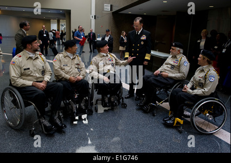 Le chef d'état-major interarmées Navy Adm. Mike Mullen, centre, visites avec Bentley Glendon, troisième à partir de la gauche, et d'autres moi Banque D'Images