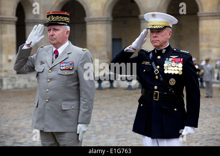 US Marine Corps Général James F. Amos, commandant de la Marine Corps, au cours d'une cérémonie de récompenses organisée par chef d'état-major de l'armée française, le général Bertrand Ract-Madoux, aux Invalides, le 26 mai 2014 à Paris, France. Banque D'Images