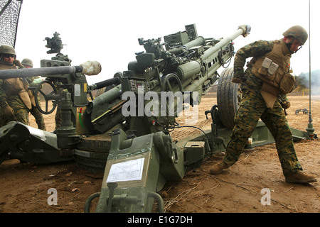 Les Marines américains fire un tour à partir d'un M777A2 obusier léger de 155 mm d'artillerie au cours de l'exercice Formation Réinstallation 10-3 Ojojiha Banque D'Images