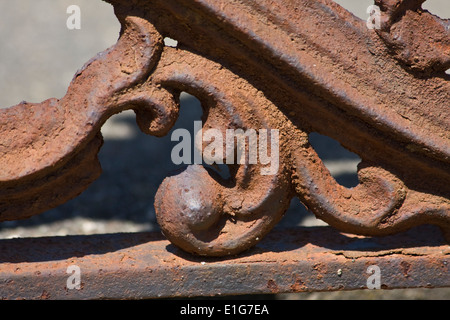 Gros plan d'une section de gate entourant une tombe de San Juan Bautista, en Californie. Banque D'Images