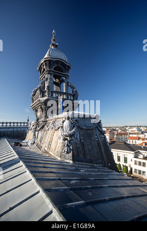 Les couvertures métalliques avec les dauphins stylisés sur le dessus de l'étain et de zinc toit de l'hôtel de ville de Vichy (Allier - Auvergne - France). Banque D'Images