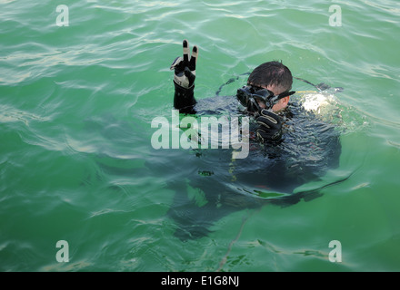 Chef principal de l'US Navy Navy Diver Joseph Pendino, affecté à l'unité mobile de récupération et de plongée 2, de signalisation avant de plonger sous wat Banque D'Images