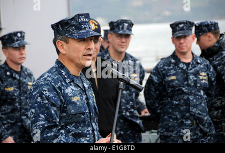 La Marine américaine Vice Adm. Harry B. Harris Jr., commandant de la sixième flotte américaine, aborde l'équipage du croiseur lance-missiles USS Banque D'Images
