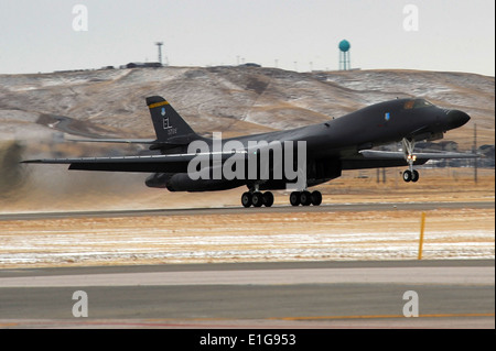 Un U.S. Air Force B-1B Lancer décolle d'Ellsworth Air Force Base, S.D., janv. 5, 2011. DoD (photo de l'Aviateur Senior Kasey Clo Banque D'Images